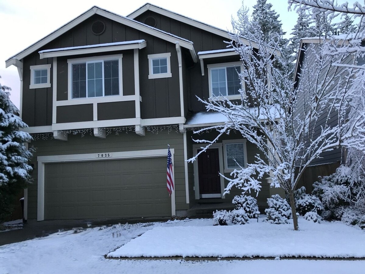 5 Bed, 2.5 Bath Olympia Home - 5 Bed, 2.5 Bath Olympia Home