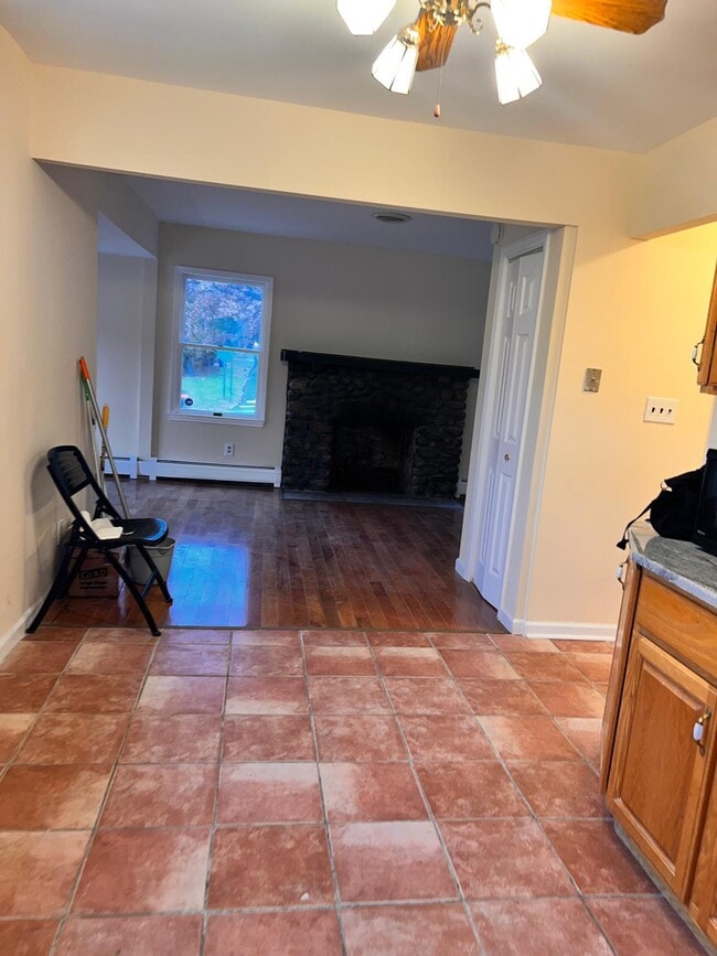 Zona de comedor - 32 E Grand Ave