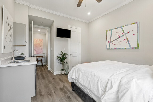 Photo - 2323 Leonidas St