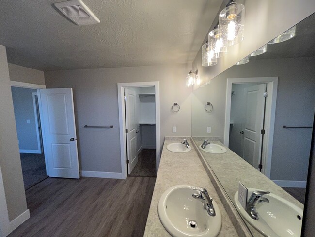 Photo - Beautiful Brand-New Townhome!!