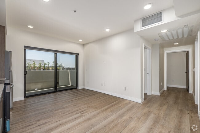 2BR, 2BA - 875SF - Living Room