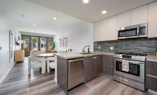 Photo - 1070 S Bedford St Unidad 102 Rental