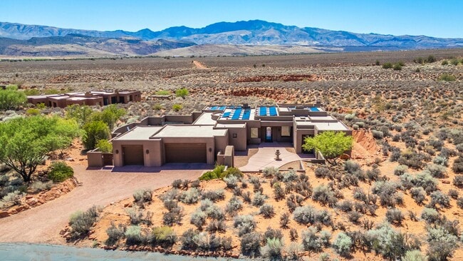 Building Photo - Exquisite Custom Home in Prestigious Commu...