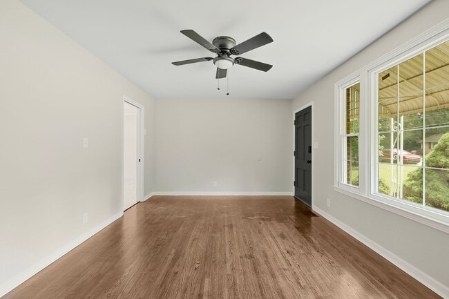 Photo - 3 Bedroom 2 Bath Home For Rent Near Downtown!