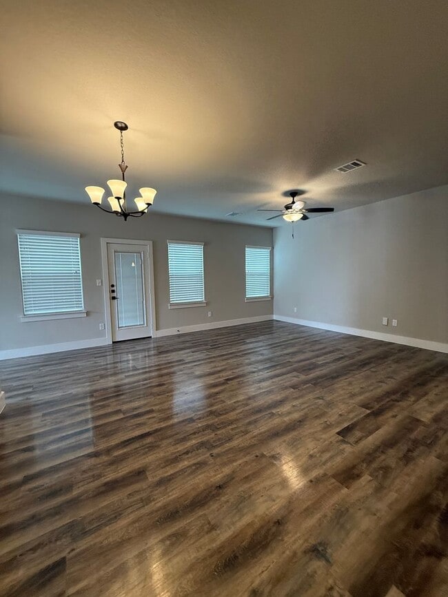 Photo - 3/2/2 - GREAT NEIGHBORHOOD - GODLEY ISD