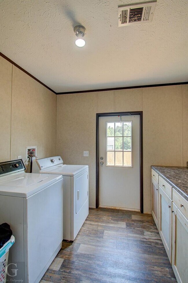 Photo - 4BD/2BA home with fenced back yard.
