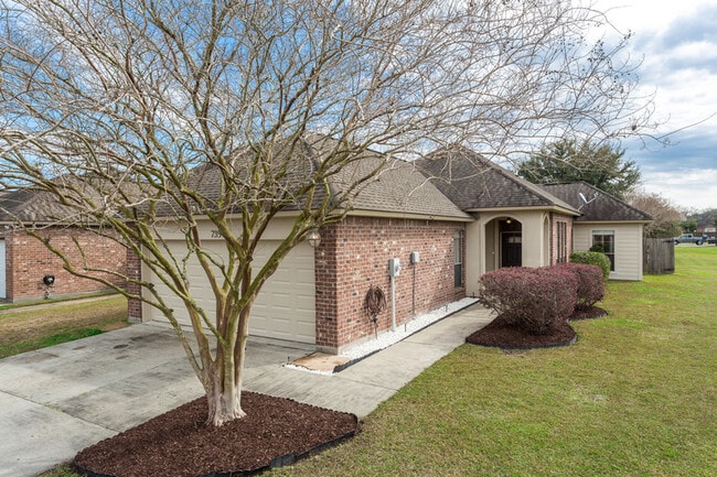 Building Photo - 735 Fall Creek Dr