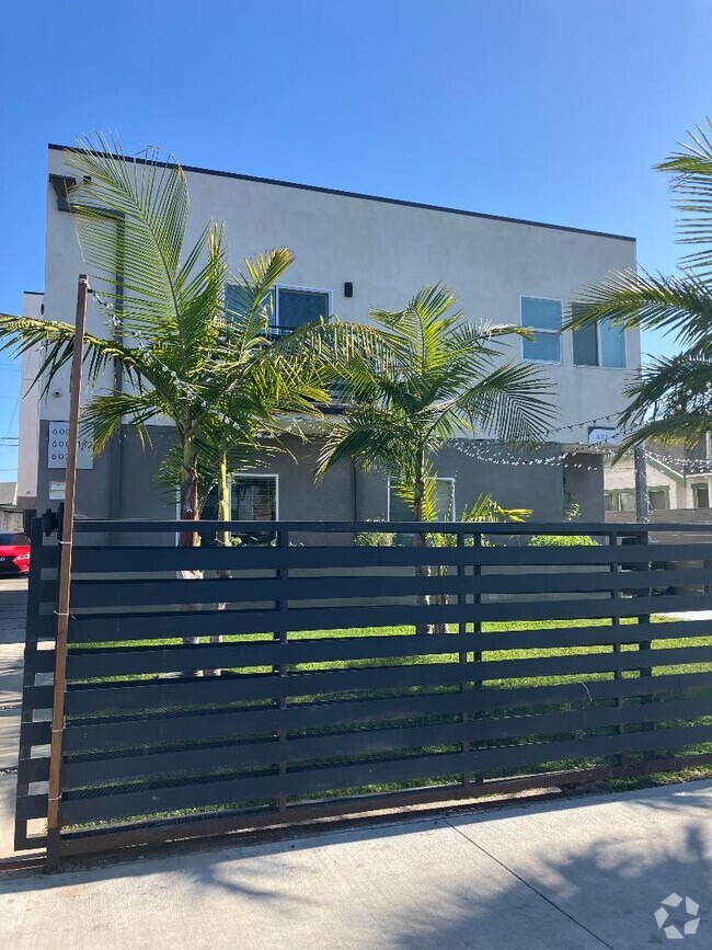 Building Photo - 600 W 49th St Rental