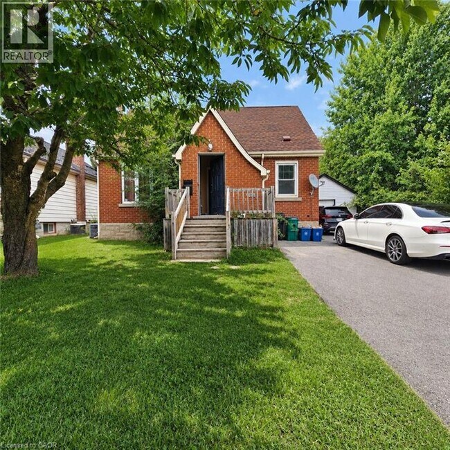 Photo - 492 Courtland Ave E