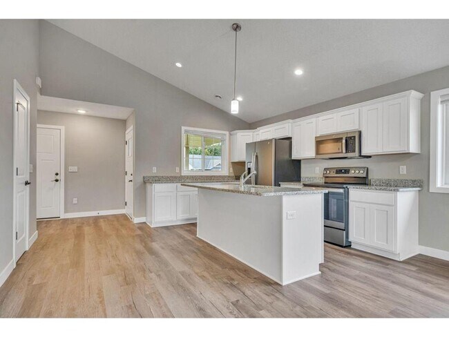 Photo - 722 Hilltop Ln