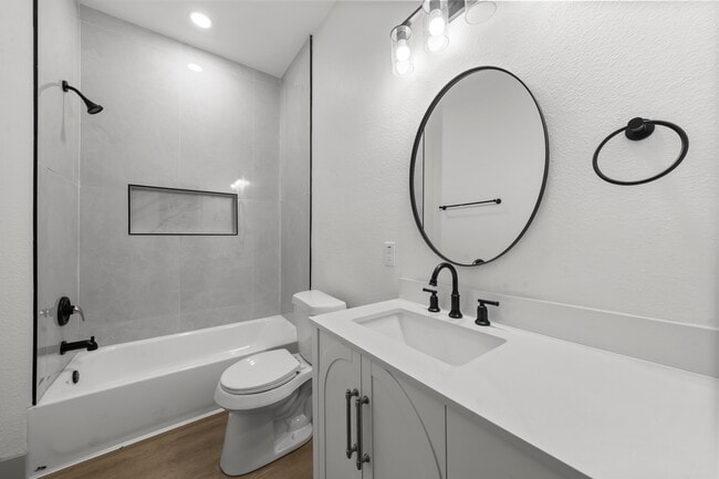 Photo - 402 E Charles St