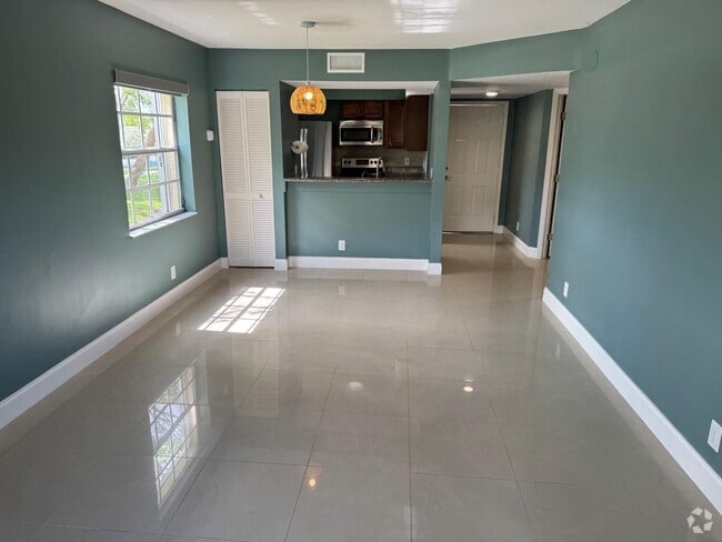 Building Photo - 1010 Lake Shore Dr Unit 104 Rental
