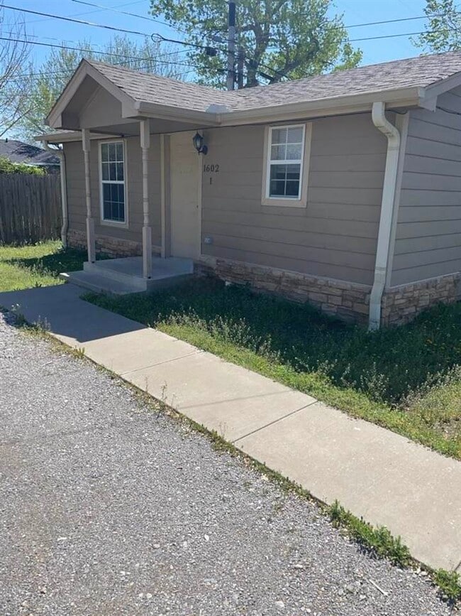 Building Photo - 1602 NW Lindy Ave Unit 1 Rental
