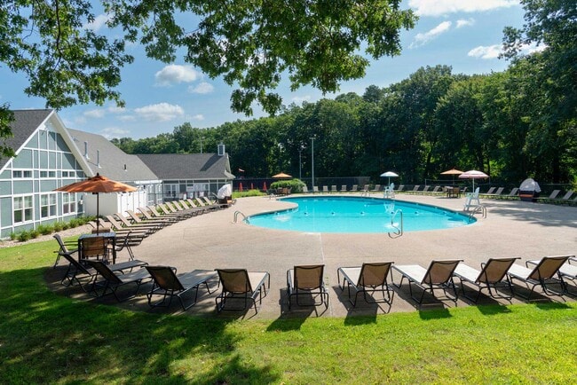 Building Photo - The Commons at Windsor Gardens Rental