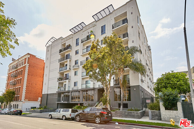Building Photo - 733 S Manhattan Pl Unit 304 Rental
