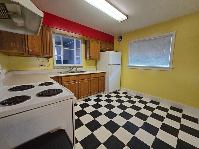 Photo - 4 bed, 1 bath House with 1 car garage