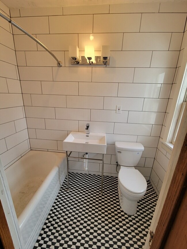 Photo - 946 E Johnson St