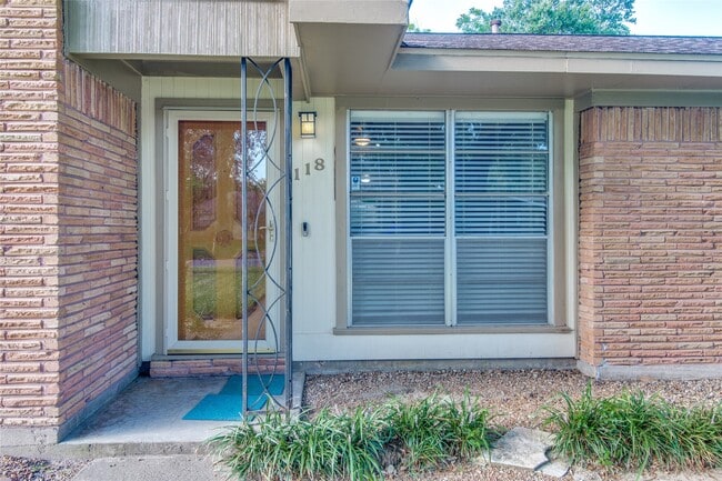 Photo - 118 Southbrook Cir