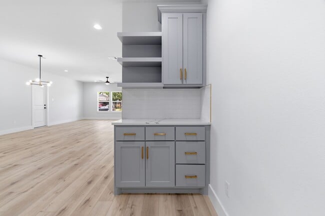 Photo - 7040 Kinney St