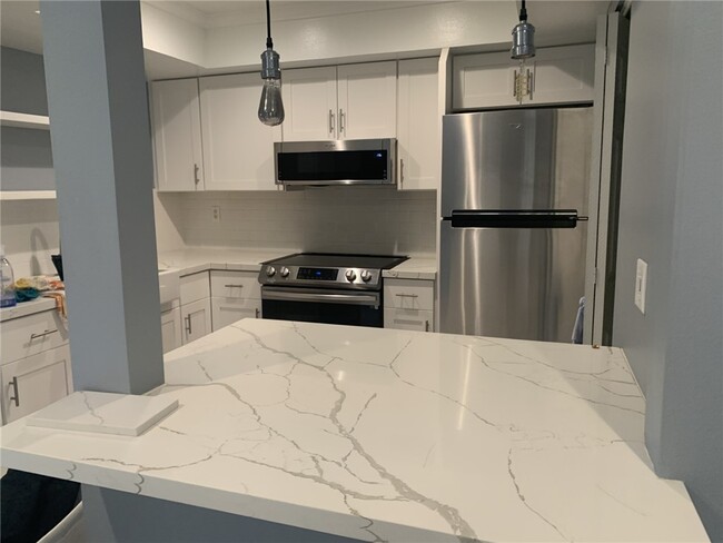 Building Photo - 3934 W 5th St Unit 104