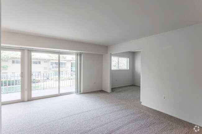 1 BR w Den, 1 BA - 740 SF