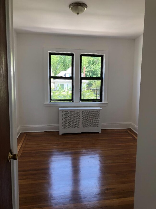 Bedroom - 411 Warburton Ave Unit 4C