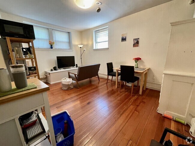 Building Photo - 77 Martin St Unit 2B Rental
