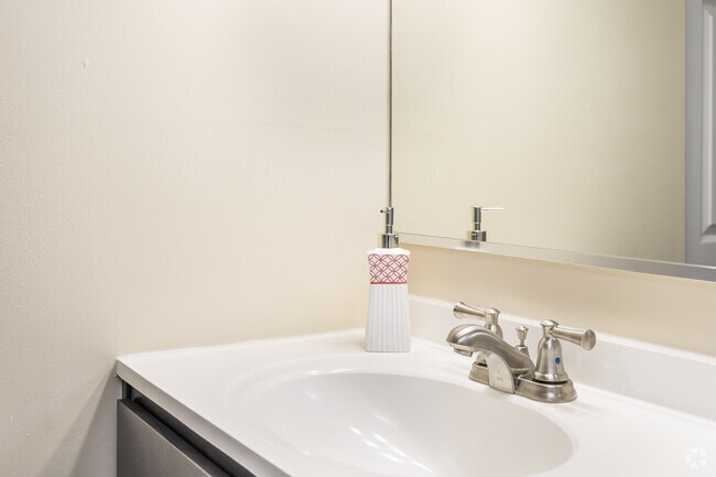 1BR, 1BA - 868SF - The Lilac - Bathroom