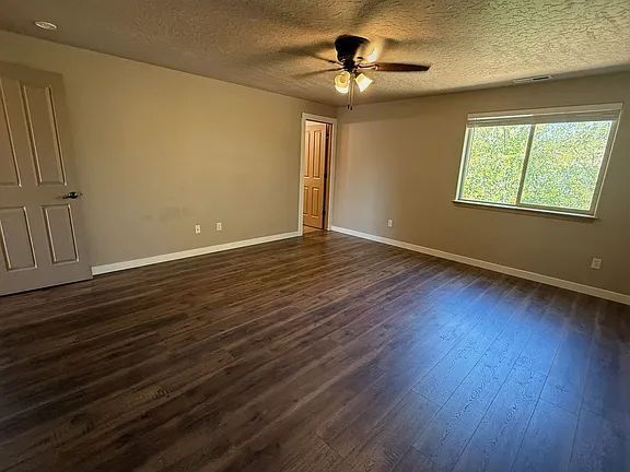 Photo - "Charming 3-Bedroom Retreat in La Pine with Cozy Fireplace and Spacious Living!"