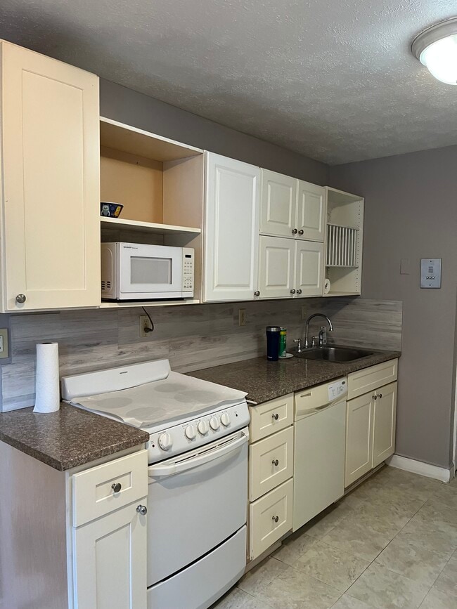 Building Photo - 275 Neck St Unit 1c Rental