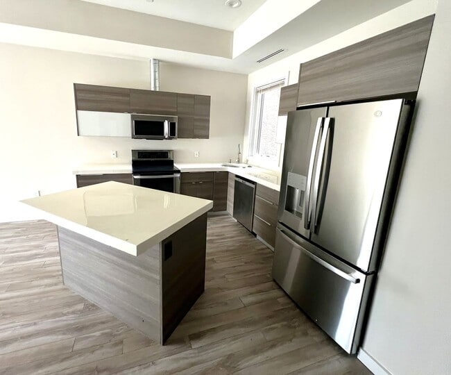 Building Photo - 932 N Marshall St Unit 2