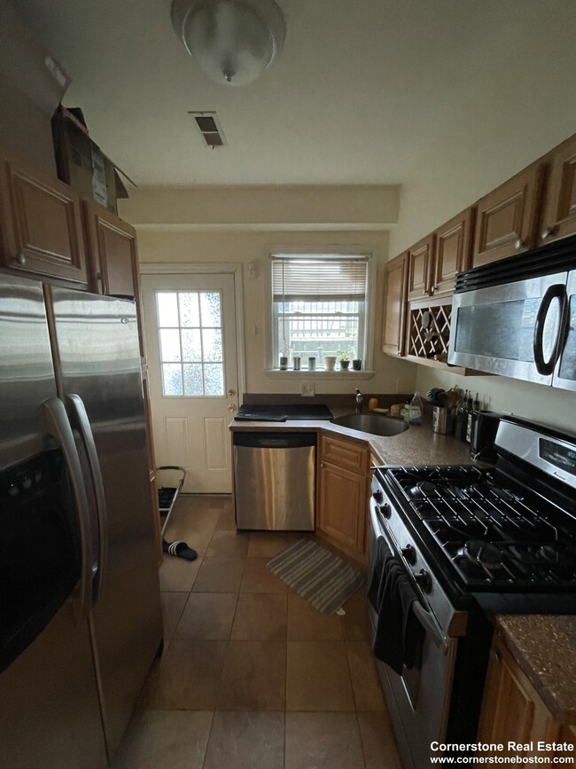 Building Photo - 7 Chesterton St Unit #1 Rental
