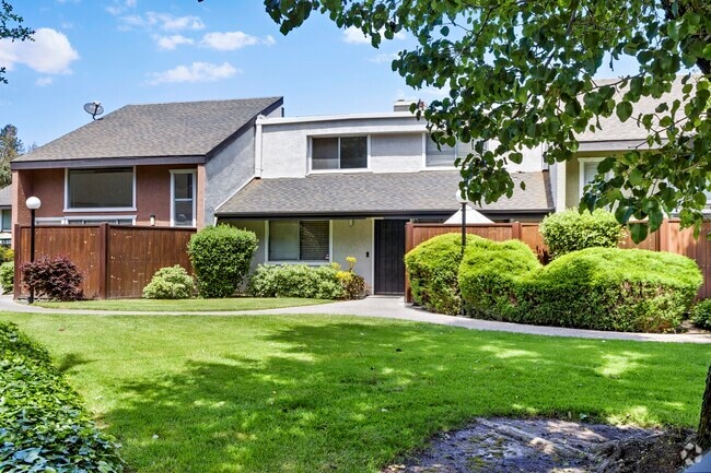 Building ground photo - Timberlake Condominiums