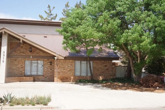 Building Photo - Spacious 2-Bed, 2-Bath Duplex! Rental