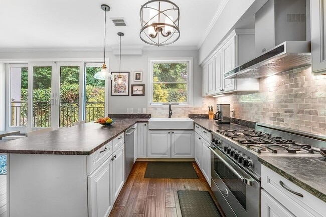 Photo - 53 W 19th St