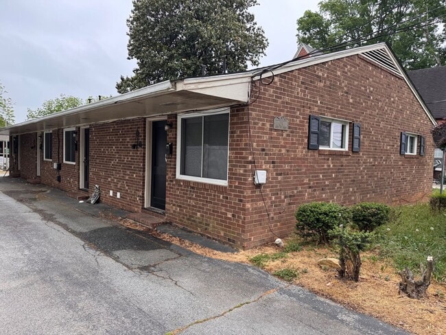 Building Photo - 629 S Cox St Unit 629-A