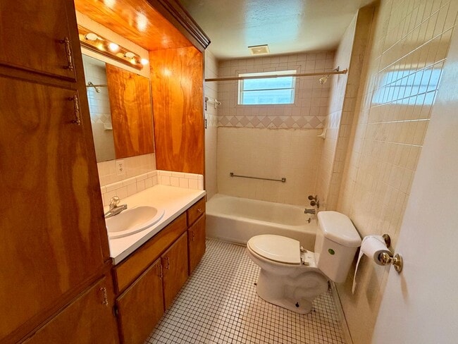 Photo - 816 N Broadway Ave