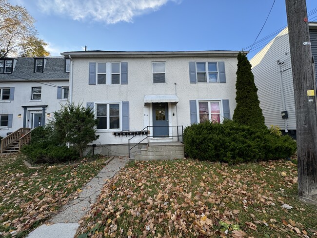 Building Photo - 616 Victoria St Unit 4