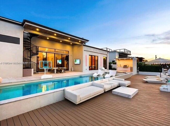 Photo - 2225 NE 19th St