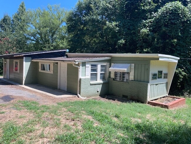 Building Photo - 18 White Horse Rd Ext