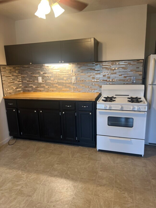 Kitchen - 1033 7th St W Unit 303