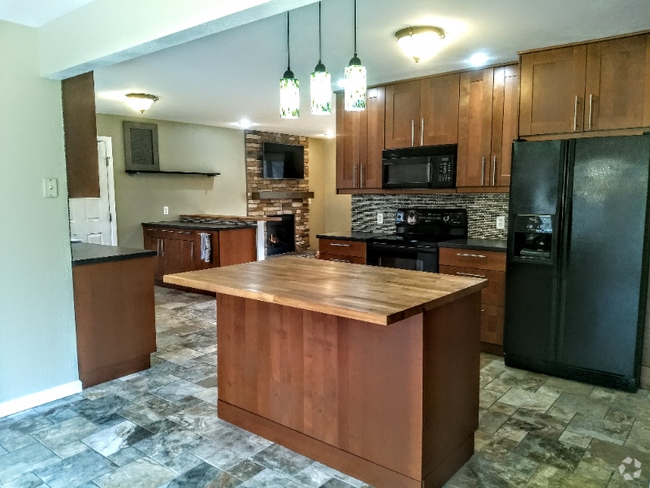 Building Photo - 16351 Petro Dr Rental