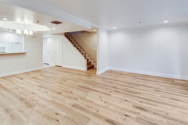 Photo - 321 W Dryden St