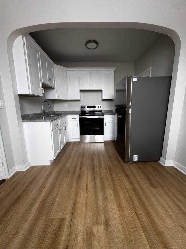 Building Photo - 276 Collins St Rental