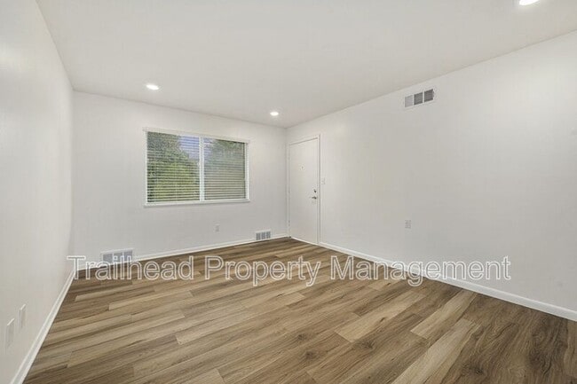 Photo - 8300 Robinson St