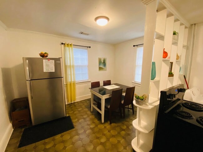 Photo - 2 Bedroom/1 Bath  - $875/Mo