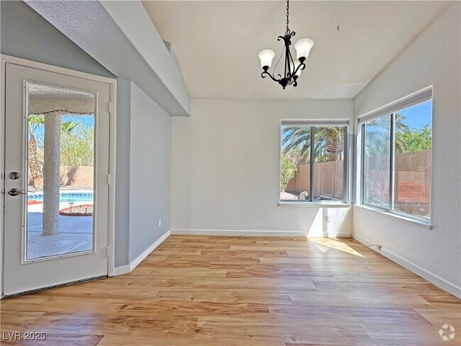 Building Photo - 2746 Sandalwood Ave Rental