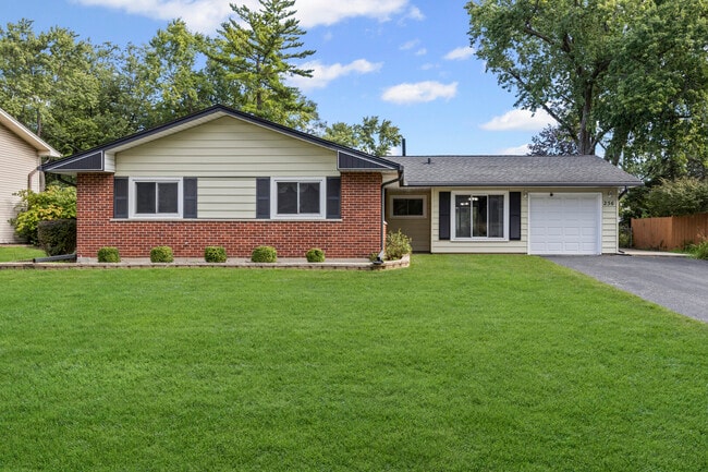 Building Photo - 21W256 Briarcliff Rd Rental