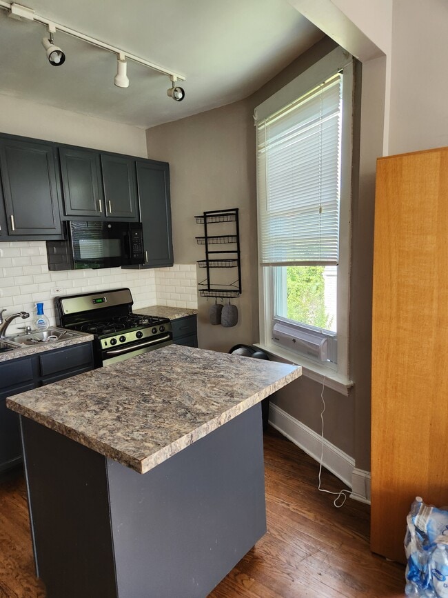 Building Photo - 3556 W Medill Ave Unit 2