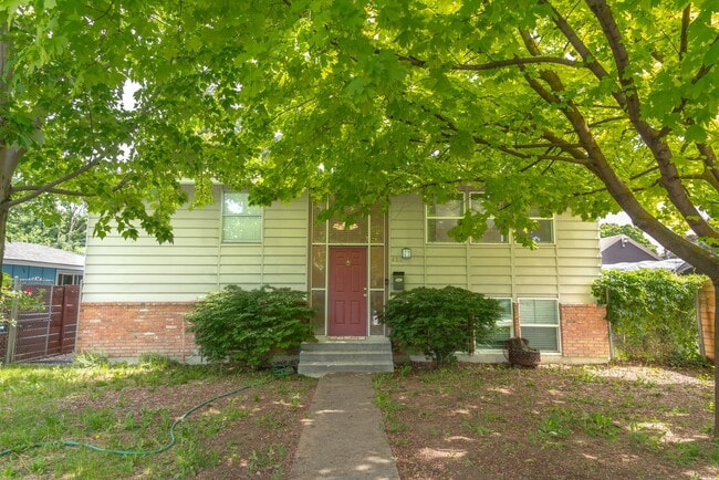 Building Photo - Spacious and versatile 6-bedroom, 2-bath split-level home